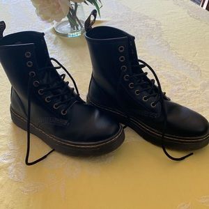 Doc Martins unisex lace up black leather boots